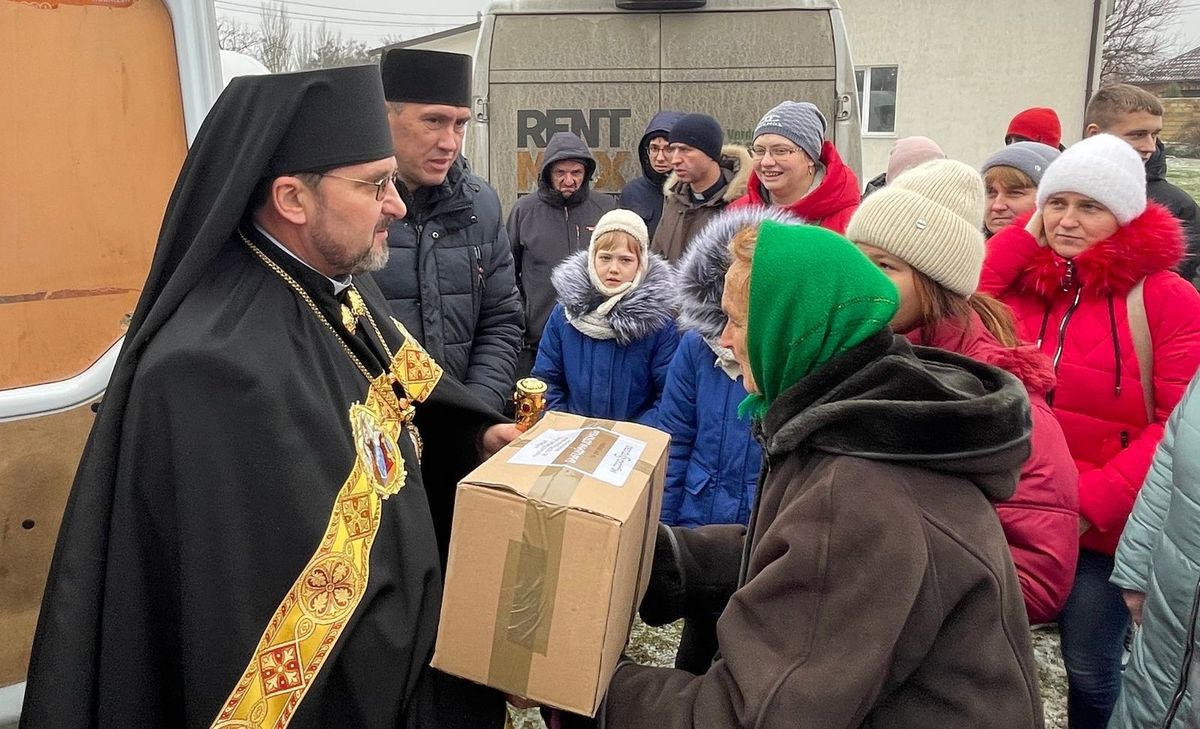 Владика Михайло Бубній, екзарх Одеський, роздає продуктові набори від Патріаршої фундації