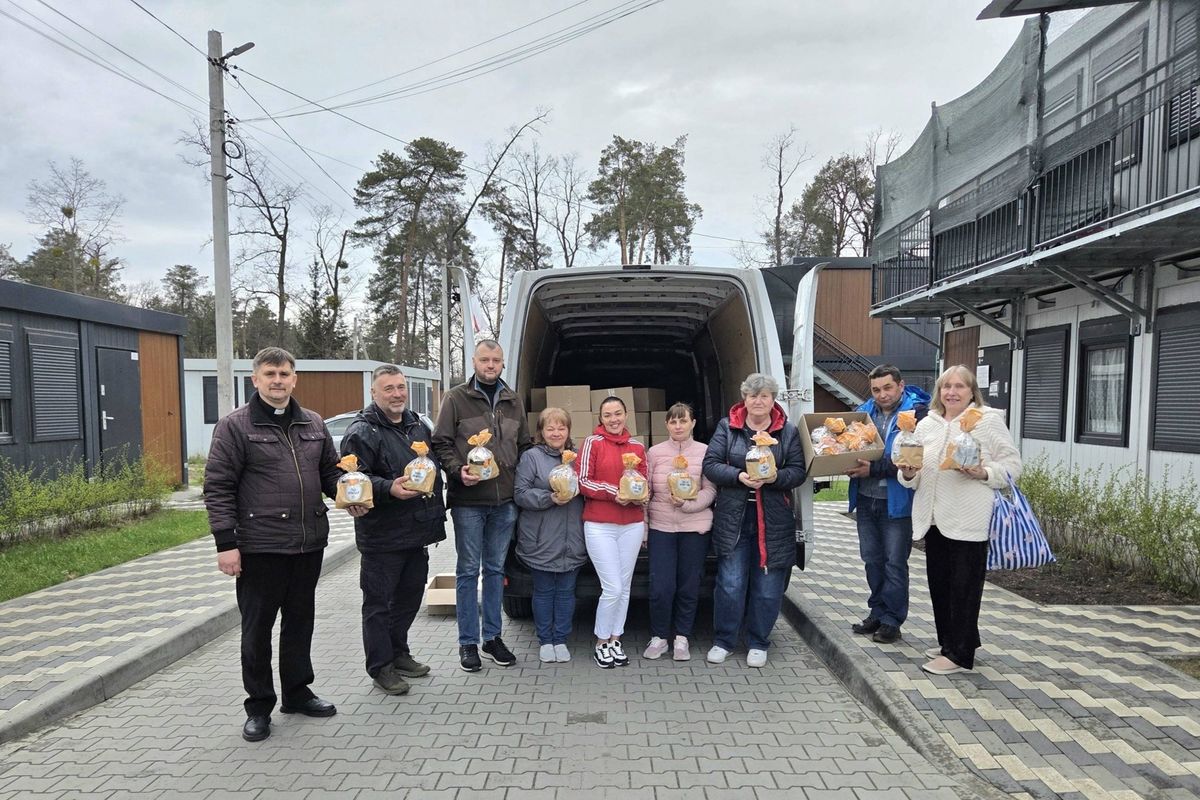 В Ірпені мешканці модульного містечка отримали великодню допомогу від благодійників