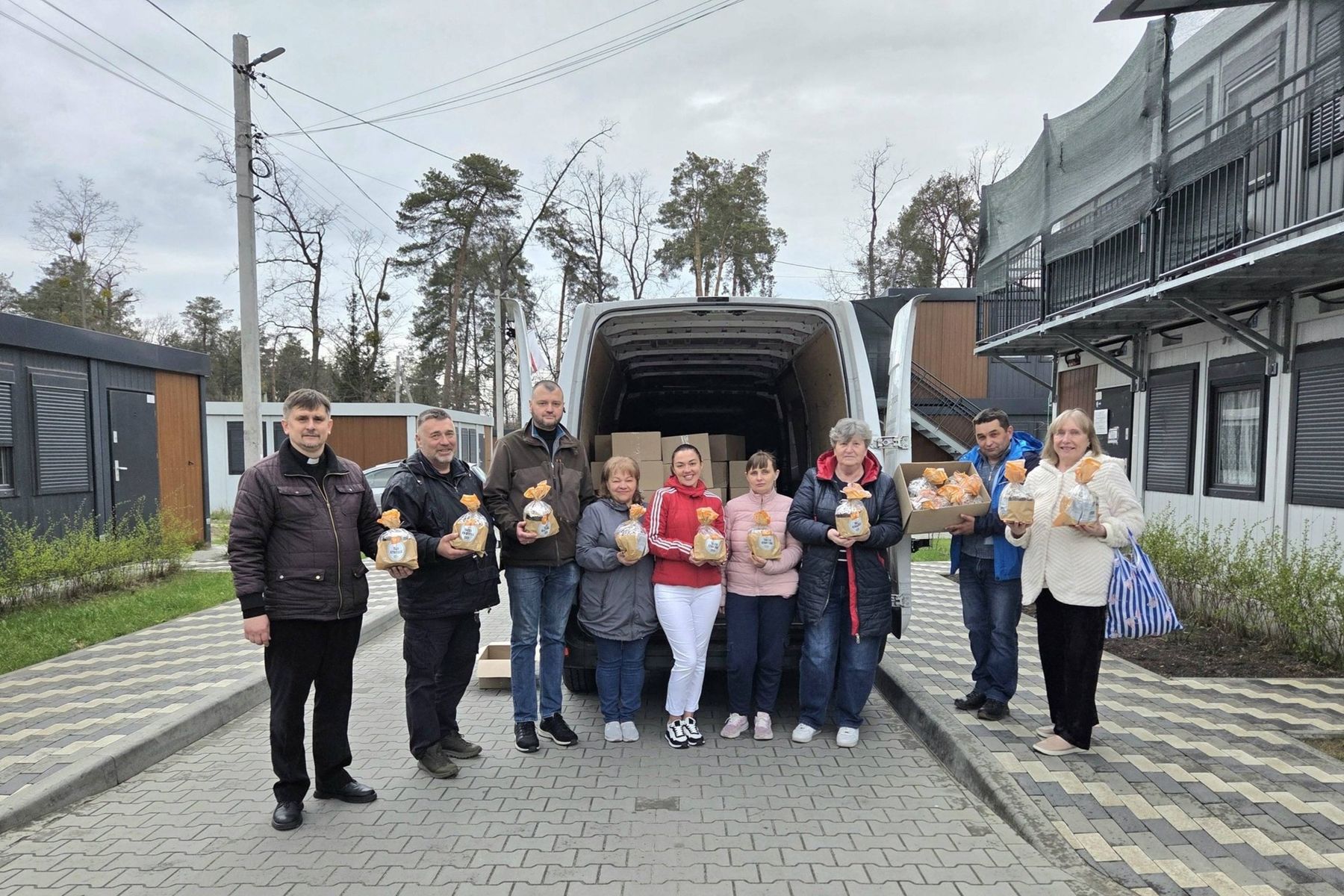В Ірпені мешканці модульного містечка отримали великодню допомогу від благодійників
