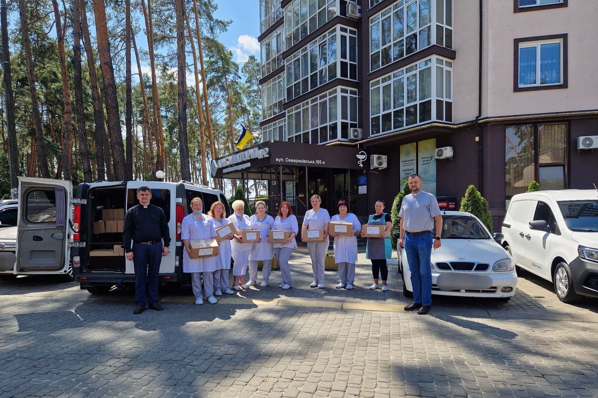 Патріарша фундація «Мудра справа» передала продуктові набори для медичних працівників Ірпеня