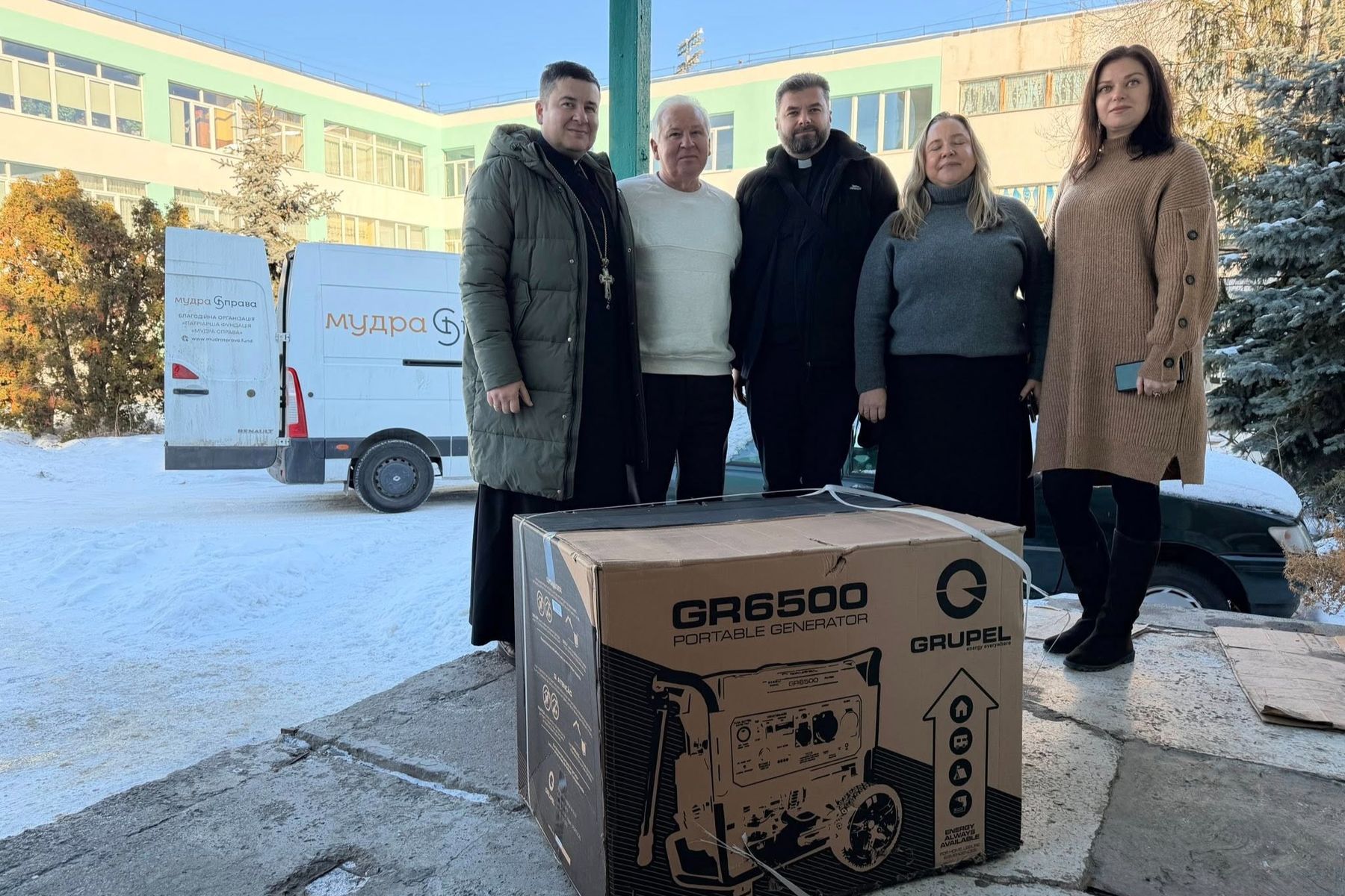 Світло і тепло для Оболоні: Патріарша фундація «Мудра справа» передала генератори та обігрівачі освітнім закладам Києва
