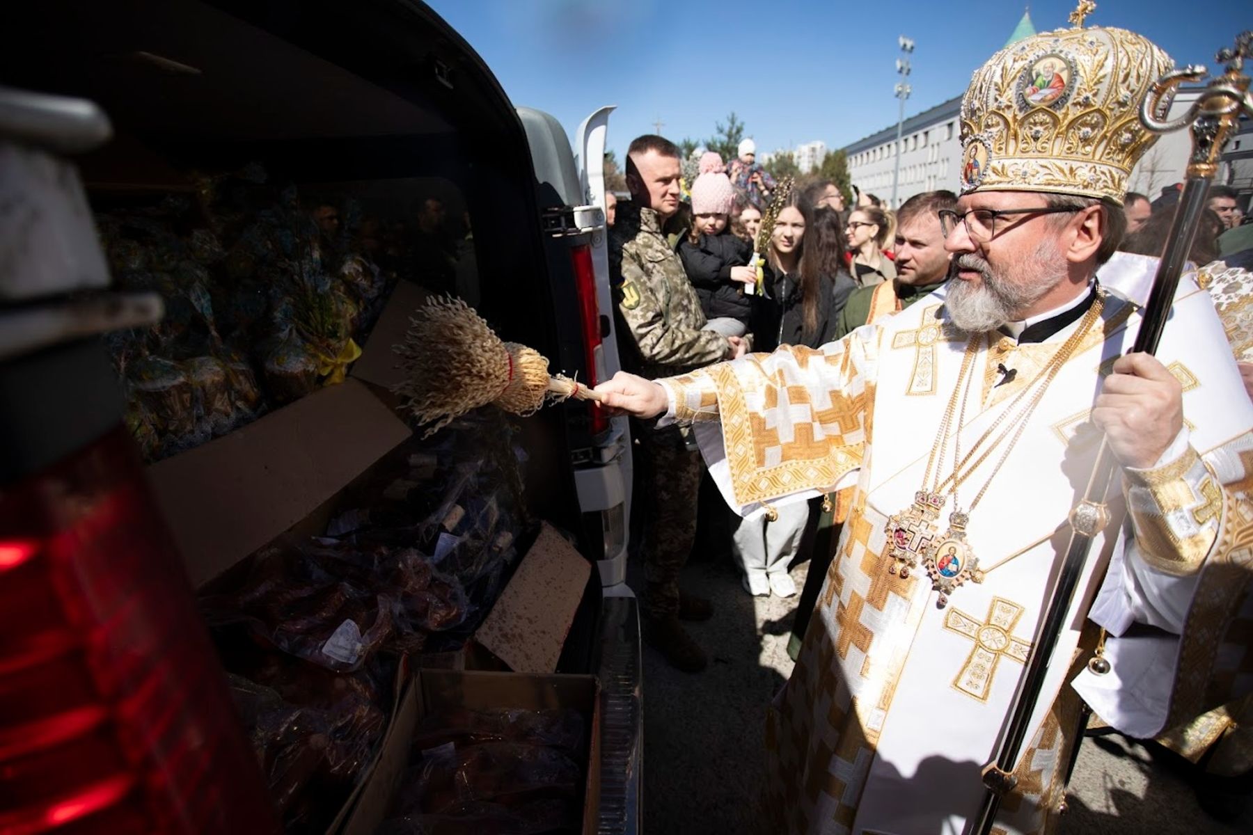 Блаженніший Святослав освятив паски та великодні страви для військових на передовій