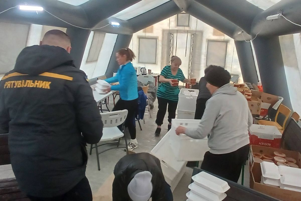 В Ірпені мешканці модульного містечка «Ластівка» опинилися без тепла: «Мудра справа» організовує гаряче харчування