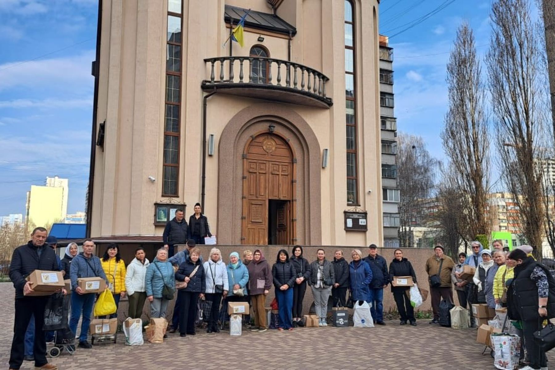 Підтримка для ВПО: у парафії Трьох Святителів м. Бровари роздали продуктові набори та великодні паски