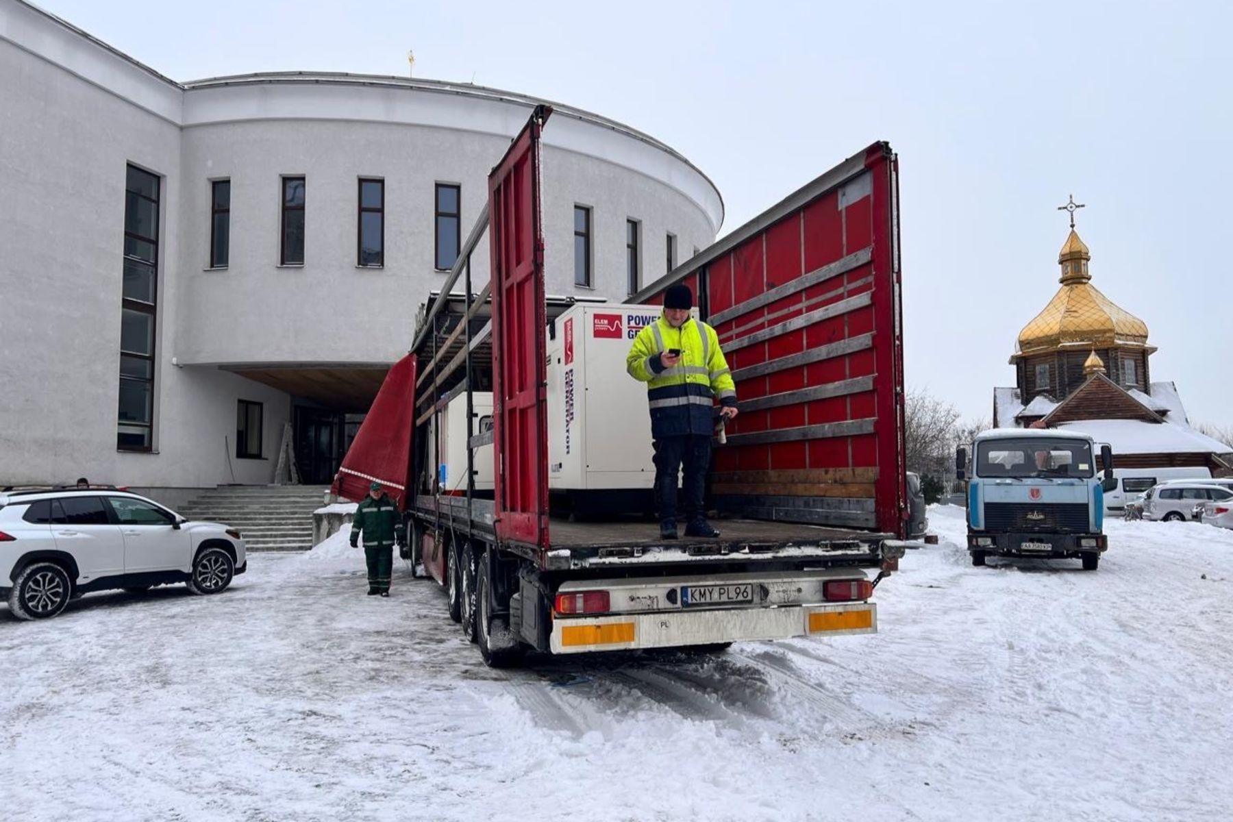 Патріарша фундація «Мудра справа» передала генератори для Подільського та Голосіївського районів Києва